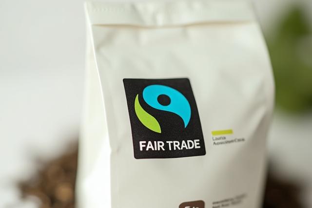 Közeli kép Fair Trade logóról egy tea csomagoláson.